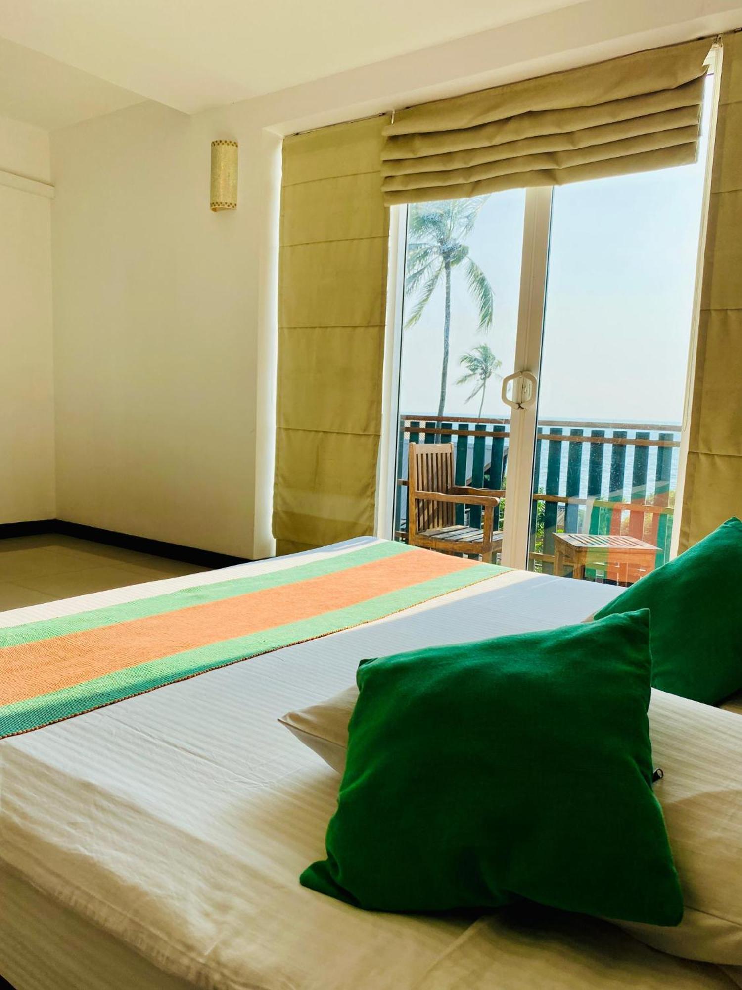 Saprin Beach Resort Uswetakeiyawa Luaran gambar